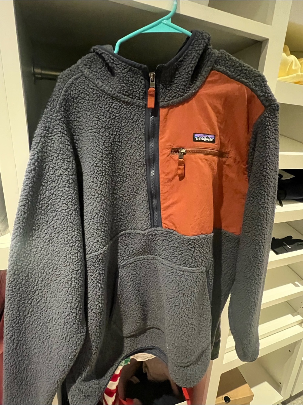 Patagonia Men's Charcoal Gray Sherpa Zip Hoodie with Rust Chest Panel